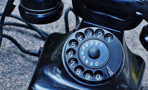 phone-old-year-built-1955-bakelite-163008-min (1)