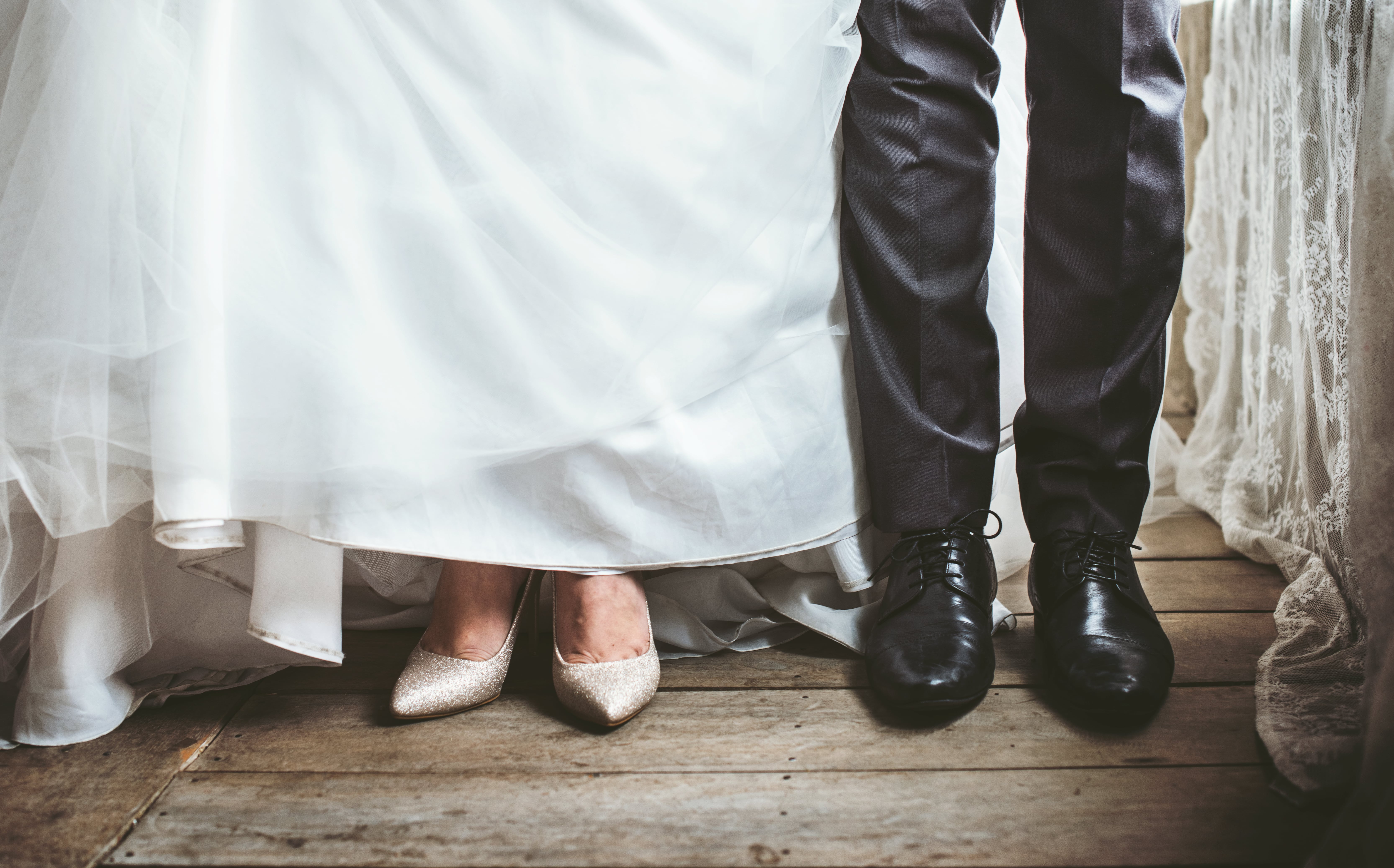 Туфли жениха. Обувь жениха. Обувь для жениха и невесты. Свадебные ботинки для жениха. Свадебные туфли жениха и невесты.