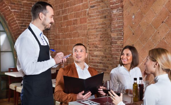 Cara_Melayani_Tamu_Restoran_Dengan_Baik