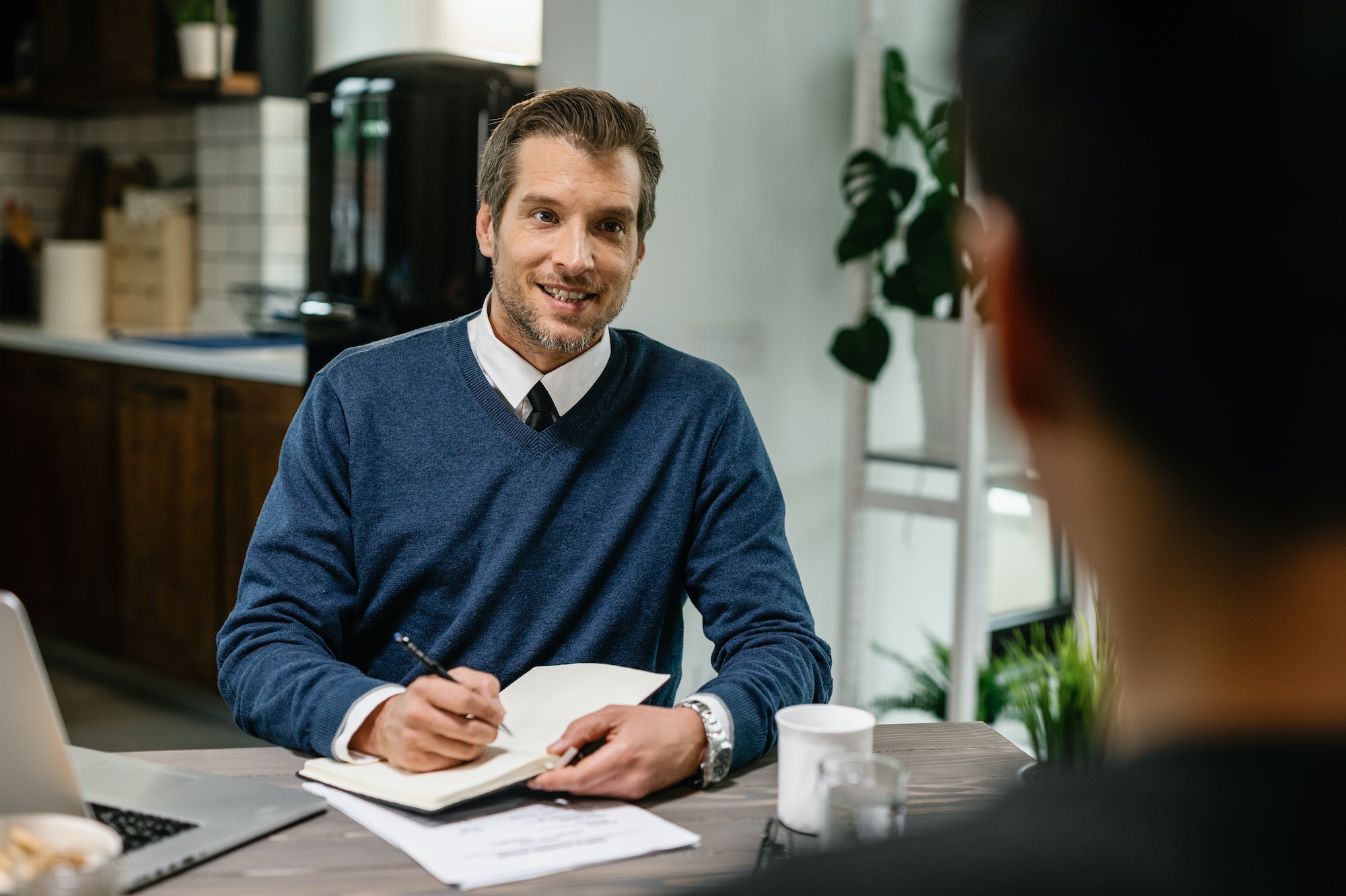 Konsultan pajak membantu klien menyusun laporan pajak perusahaan